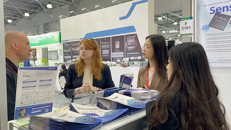 Hendatronic team meeting customers at Expo Electronica 2024